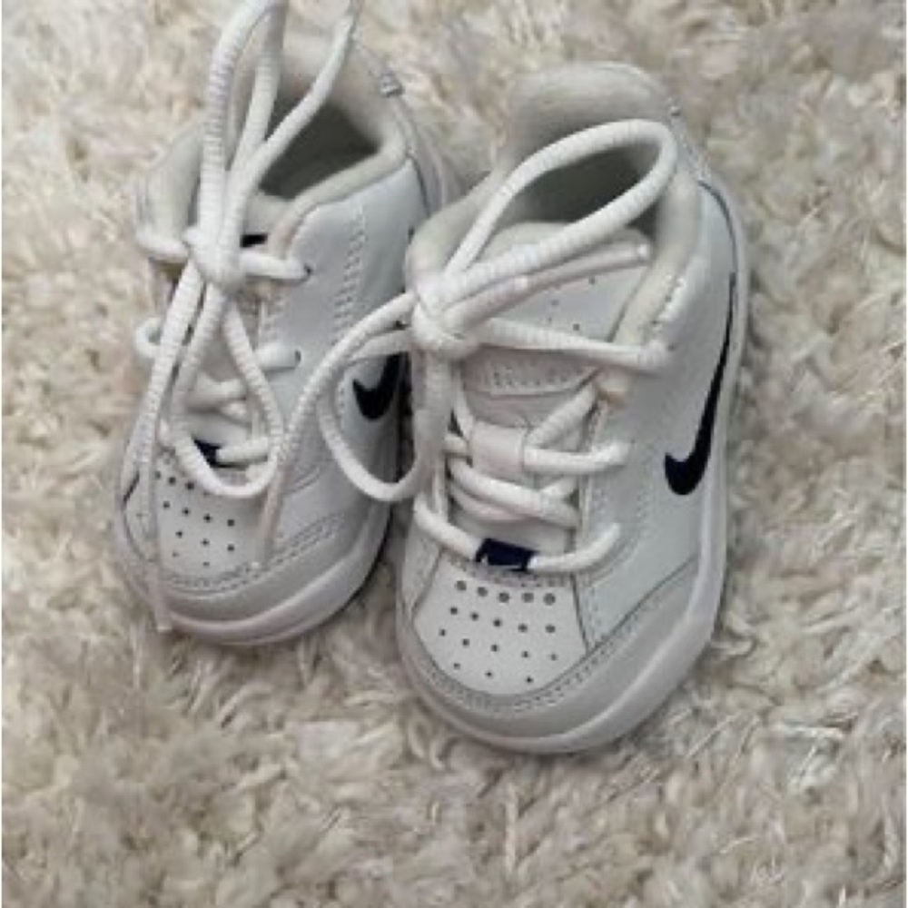 New never work Size 3 Infant Nike Play sneakers
